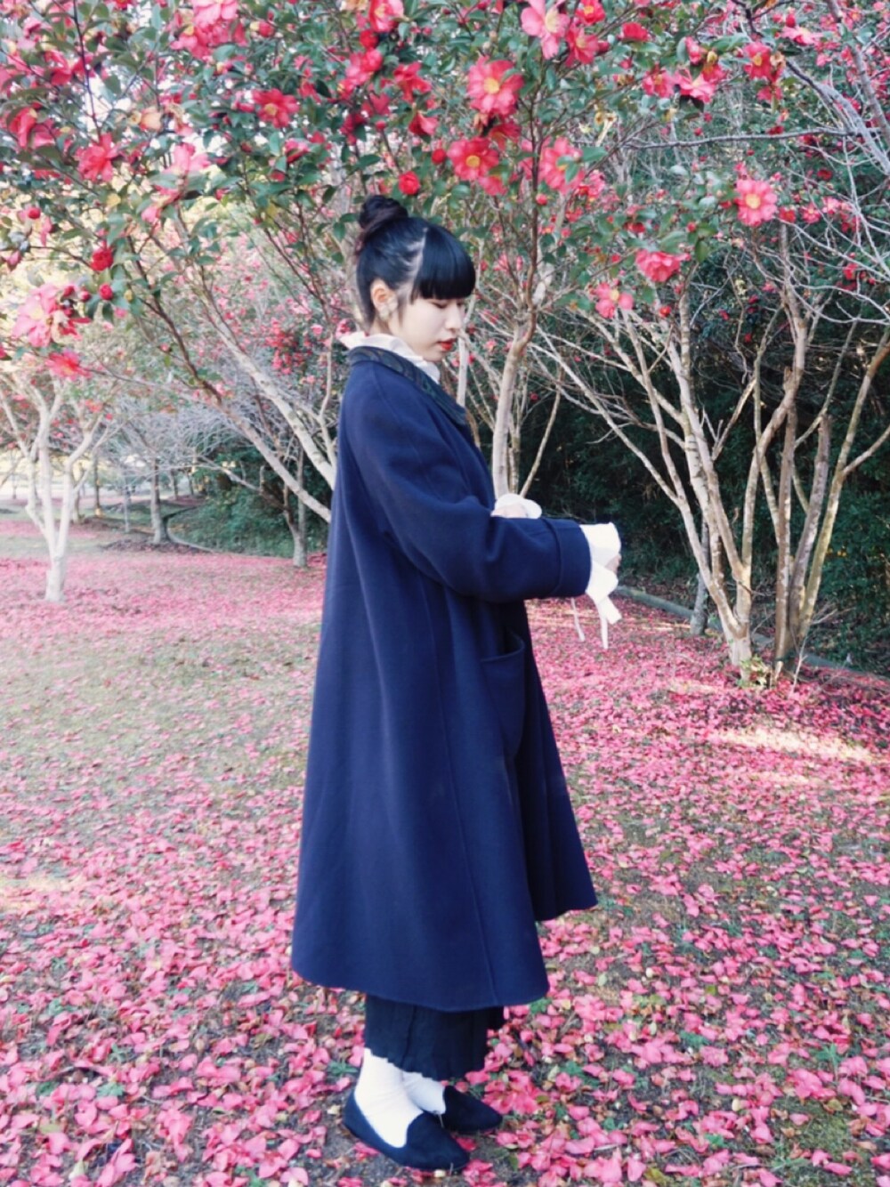 「冬、椿、ヴィンテージ、ヴィンテージコート、VINTAGE、ユニクロ、ブラウス、クリスマスコーデ」｜「VINTAGEのアイテム（ダウンジャケット/コート、ブルー系）」を使った、AYUさん（レディース・168cm）の冬コーディネートの1枚目の写真