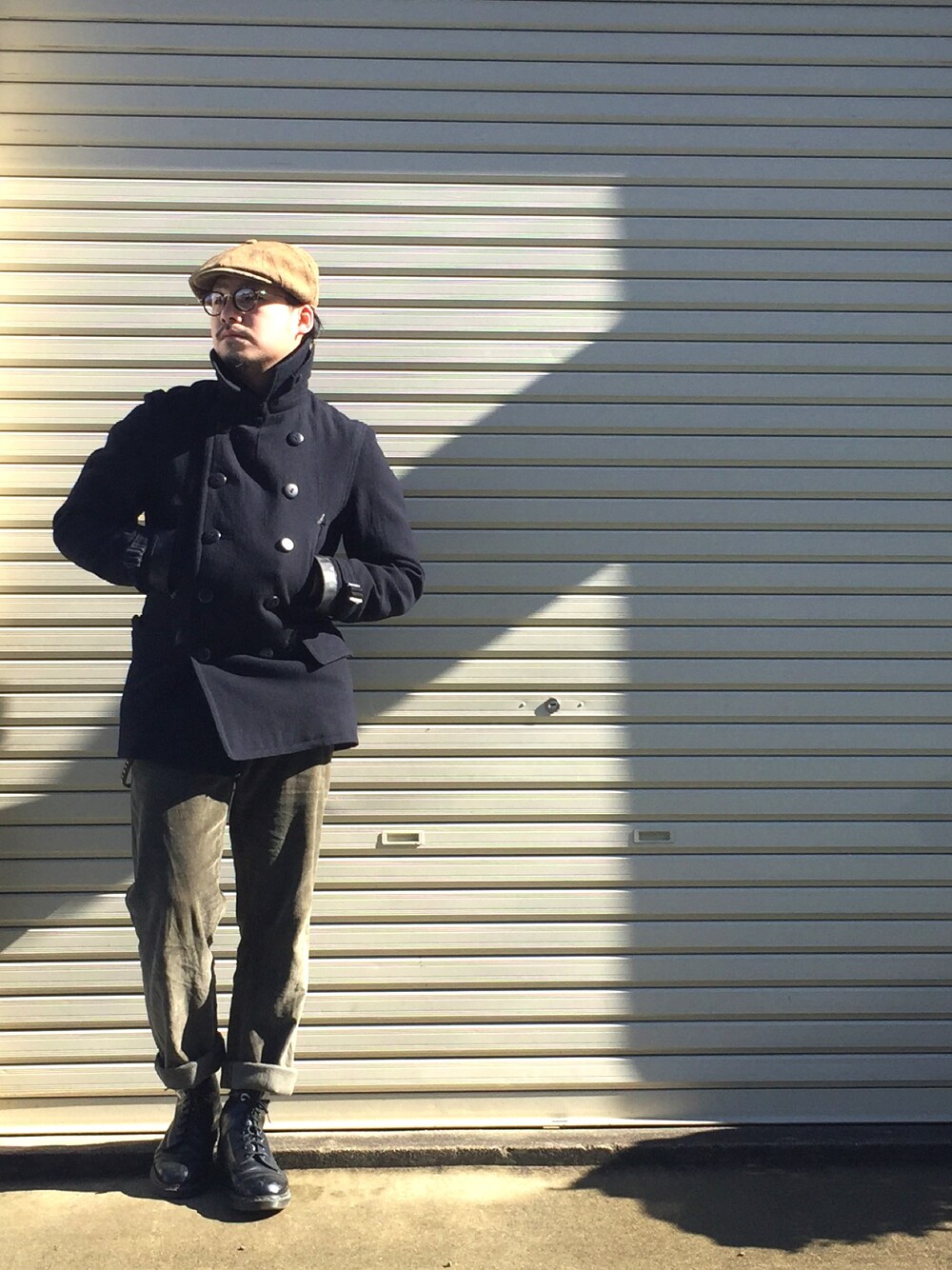 「休日スタイル、ブリティッシュ、ミリタリー、ウールシャツ、ピーコート、ハンチング」｜「Nigel CabournのNigel Cabourn/MILITARY P-COAT（ピーコート、ブルー系）」を使った、enomonさん（メンズ・174cm）の冬コーディネートの1枚目の写真