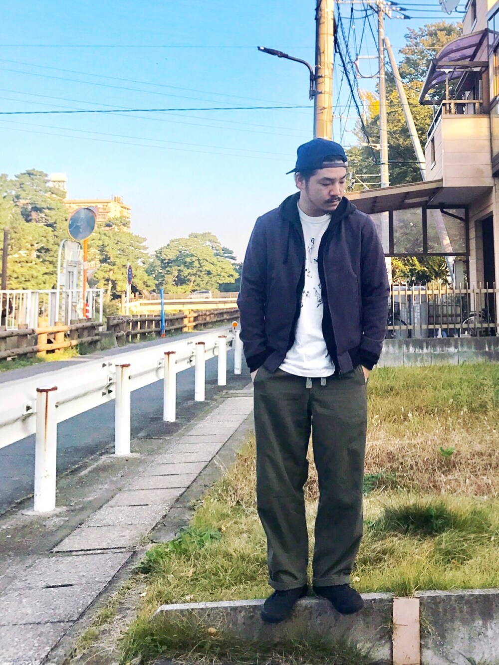 パープル系のジャケット/アウター、ホワイト系のTシャツ/カットソー、ブラック系のパーカーを着用したメンズの秋コーディネートの1枚目の写真