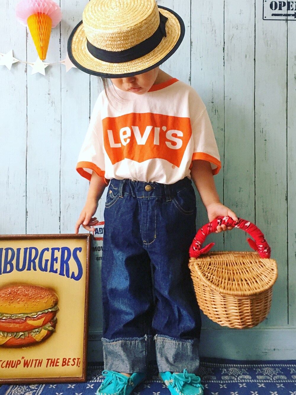 「Levi's、Tシャツ、デニム、カンカン帽、kids、キッズファッション、カジュアルコーデ、女の子、夏コーデ、かごバッグ」｜「Levi'sの【Levi's】リンガーサーフTシャツ（Tシャツ/カットソー、ホワイト系）」を使った、peikokkoさん（キッズ・100cm）の春コーディネートの1枚目の写真