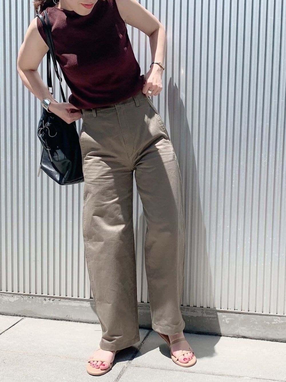 ブラウン系のニット/セーター、ベージュ系のその他パンツ、ベージュ系のサンダルを着用したレディースの夏コーディネートの1枚目の写真