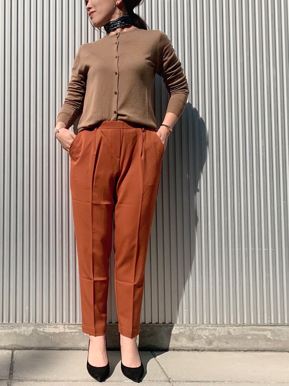 ブラウン系のカーディガン/ボレロ、ブラウン系のパンツ、ブラック系のパンプスを着用したレディースの秋コーディネートの1枚目の写真