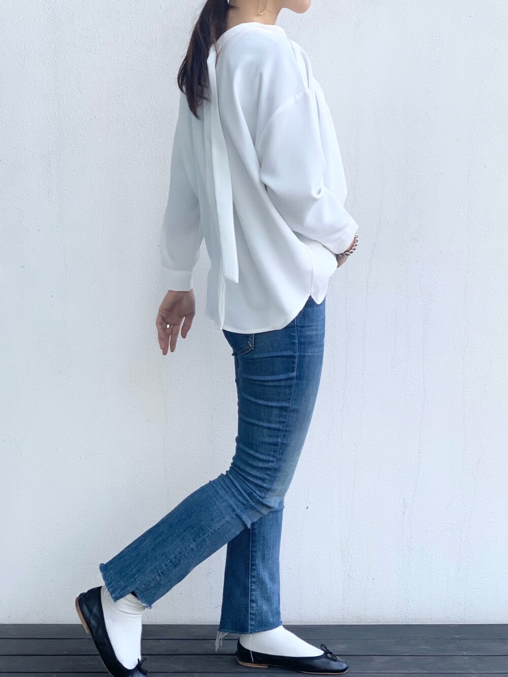 「おしゃれさんと繋がりたい、休日スタイル、大人女子、大人カジュアル、デニムパンツ、ホワイトコーデ、パンツスタイル、ホワイト、春コーデ、キレイめ」｜「motherのアイテム（デニムパンツ、ブルー系）」を使った、TAGAWAさん（レディース・159cm）の春コーディネートの1枚目の写真