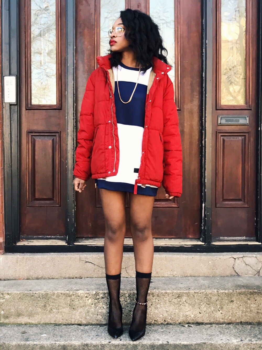 「ootd、PUFFY、hoodie、streetstyle、90’s」｜「UNDER ARMOURのアイテム（パーカー、ブルー系）」を使った、Anna Deaneさん（レディース・163cm）の春コーディネートの1枚目の写真