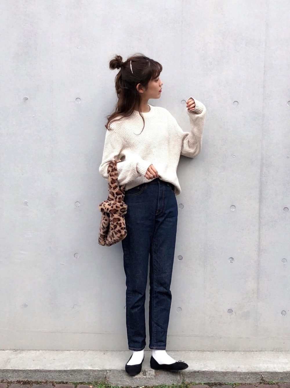 「UNIQLO、ユニクロ、ニット、デニム」｜「ottilieのレオパード柄エコファーバッグ（トートバッグ、ブラウン系）」を使った、諭吉⛄️さん（レディース・169cm）の秋コーディネートの1枚目の写真