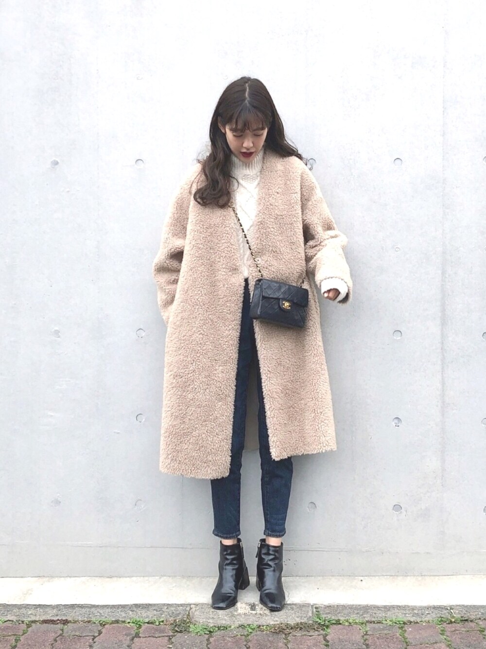 「ZARA、デニム、zozoデニム、ケーブルニット、ニット、ショートブーツ、ブーツ、ボアコート、ボア、ノーカラーコート」｜「TODAYFULのボアロングコート（ステンカラーコート、ベージュ系）」を使った、諭吉⛄️さん（レディース・169cm）の冬コーディネートの1枚目の写真