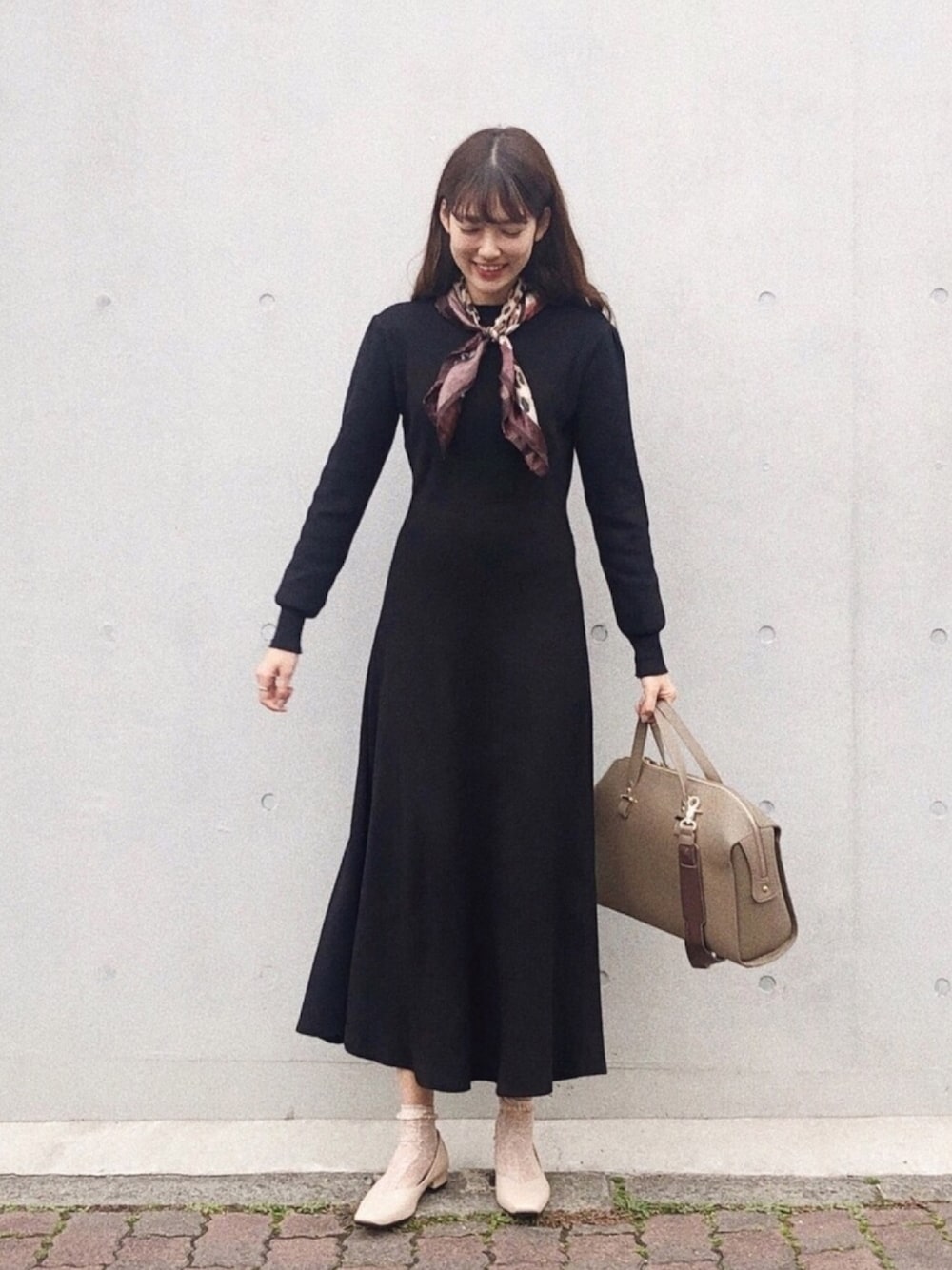 「スカーフ、黒、ニットワンピース、vintage、レトロ、ボストンバッグ、レース」｜「powanto luneのアイテム（ワンピース/ドレス、ブラック系）」を使った、諭吉⛄️さん（レディース・169cm）の冬コーディネートの1枚目の写真
