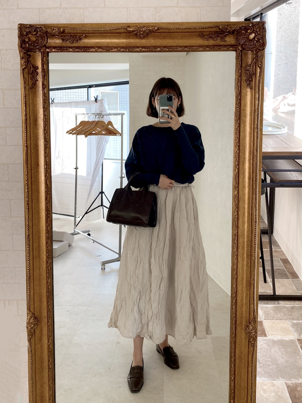 「シンプル、スカート、ローファー」｜「LILY BROWNのしわ加工ロングスカート（スカート、ベージュ系）」を使った、諭吉⛄️さん（レディース・169cm）の冬コーディネートの1枚目の写真