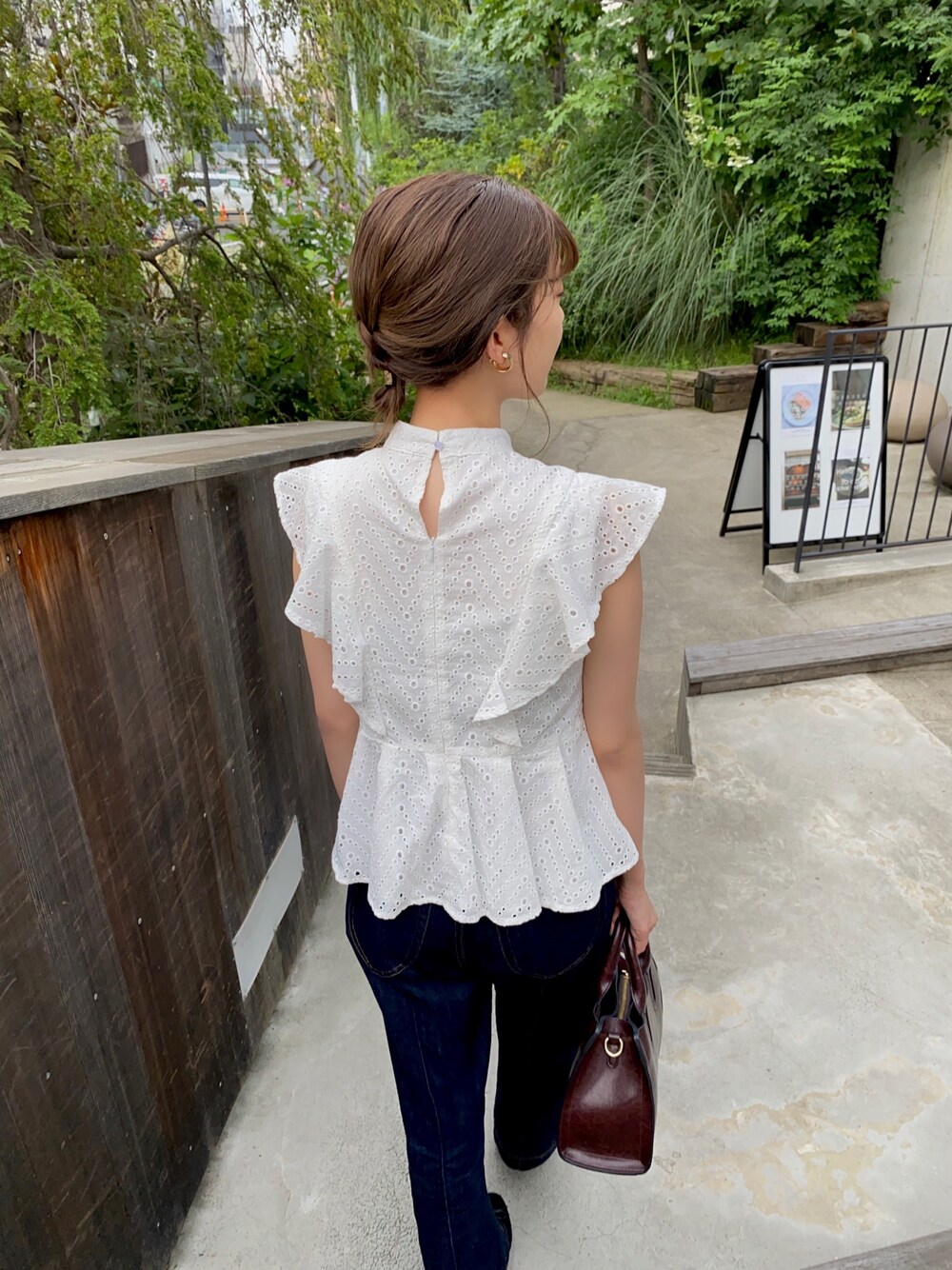 ホワイト系のシャツ/ブラウス、ゴールド系のリングを着用したレディースの夏コーディネートの1枚目の写真