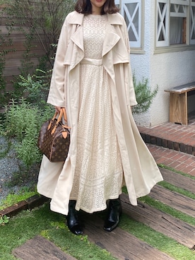 「オールホワイト」｜「アイテム（トレンチコート）」を使った、諭吉⛄️さん（レディース・169cm）の秋コーディネート