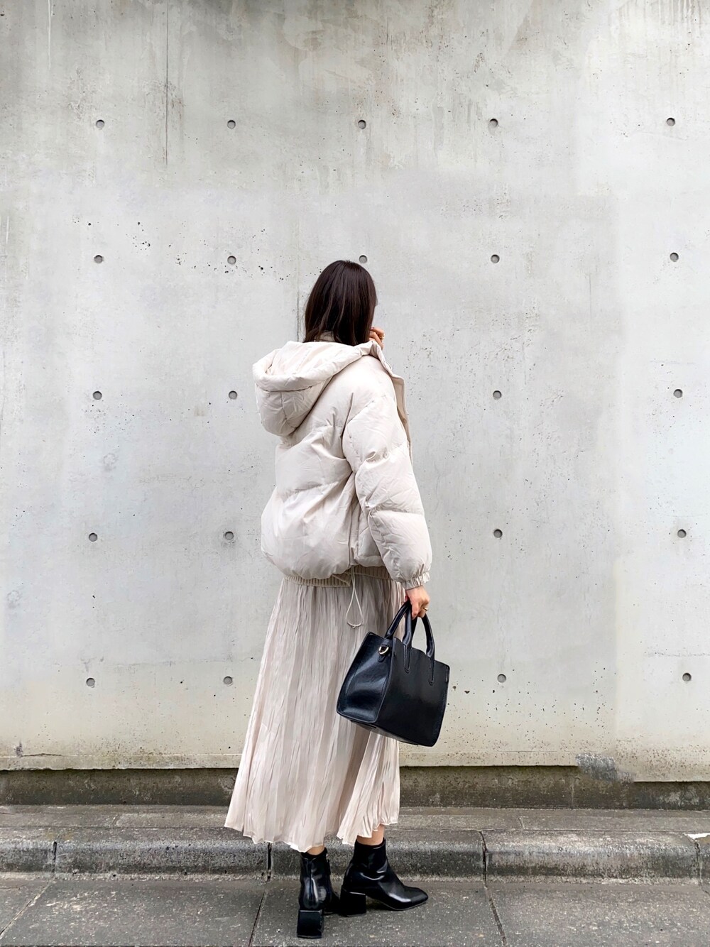 「ダウン、スカート、白、ワントーンコーデ」｜「POWANTO LUNEのアイテム（バッグ、ブラック系）」を使った、諭吉⛄️さん（レディース・169cm）の冬コーディネートの1枚目の写真