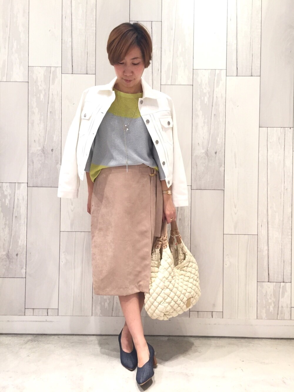 「Q♥︎、Q❤︎ひたちなか店、バイカラー、ニット、春コーデ、ラップスカート、Gジャン、ホワイト、大人カジュアル」｜「QのQgirl 刺繍Gジャン（デニムジャケット、ホワイト系）」を使った、ﾏｲｺﾊﾞさん（レディース・155cm）の冬コーディネートの1枚目の写真