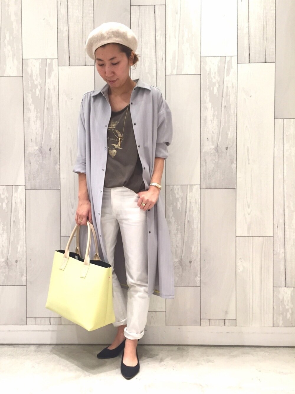 「Q♥︎、Q❤︎ひたちなか店、シャツ、ロングシャツ、シャツコート、ホワイトパンツ、大人カジュアル、シャツスタイル、オトナカジュアル、きれいめカジュアル」｜「Qのスネークチェーン＆バーネックレス（ネックレス、ゴールド系）」を使った、ﾏｲｺﾊﾞさん（レディース・155cm）の春コーディネートの1枚目の写真