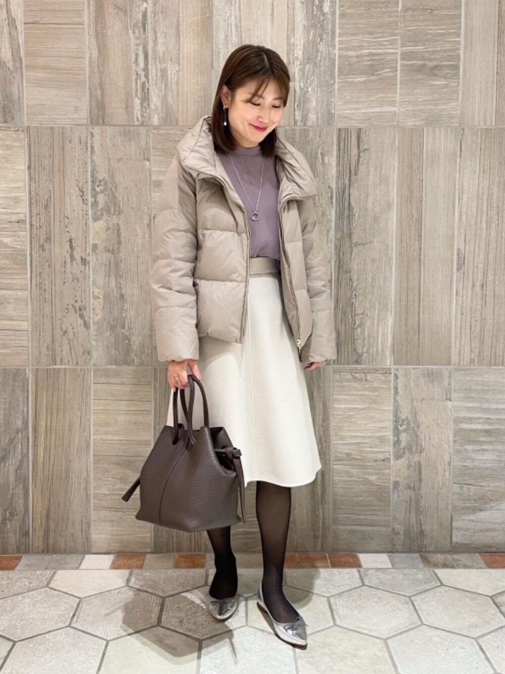 「スカート、シューズ、フェミニン、ビジネス、シャツ/ブラウス、👟バッグ、あうたー」｜「closet storyの＜closet story＞ポインテッド バレエシューズ（バレエシューズ、シルバー系）」を使った、kuroda_yさん（レディース・159cm）の秋コーディネートの1枚目の写真
