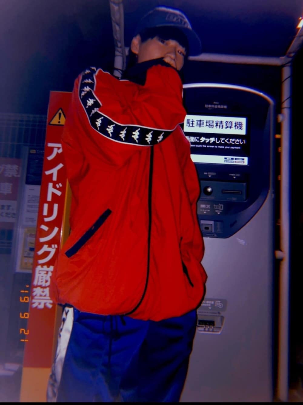 「やっぱりストリートが好き、おしゃれさんと繋がりたい、ストリート、スニーカー、きれいめカジュアル、KAPPA、スポーツミックス、赤、青、秋」｜「Topperのアイテム（パンツ、ブルー系）」を使った、bapeさん（メンズ・165cm）の秋コーディネートの1枚目の写真