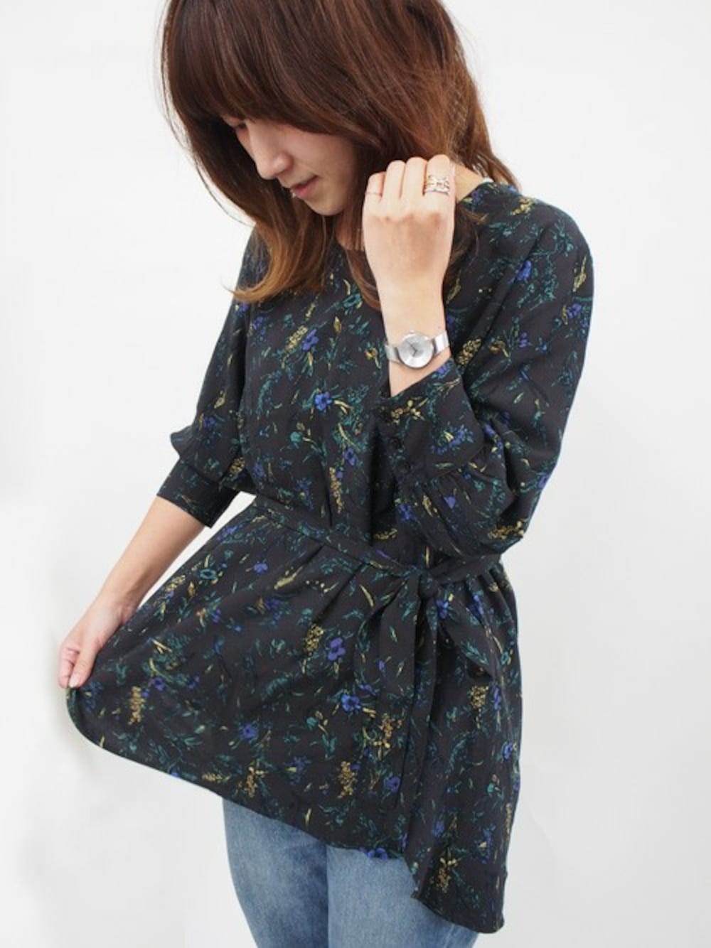 「＃ワンピース、#カジュアル、#大人カジュアル、#柄シャツ、#秋服、#klasse14 #watch #rainbow #fashion #ファッション#ウオッチ#かっこいい#素敵」｜「KLASSE14の〈KLASSE14/クラス14〉OKTO SILVER MESH 28mm ブレスレット付き（アナログ腕時計、シルバー系）」を使った、hitomiさん（レディース・157cm）の秋コーディネートの1枚目の写真