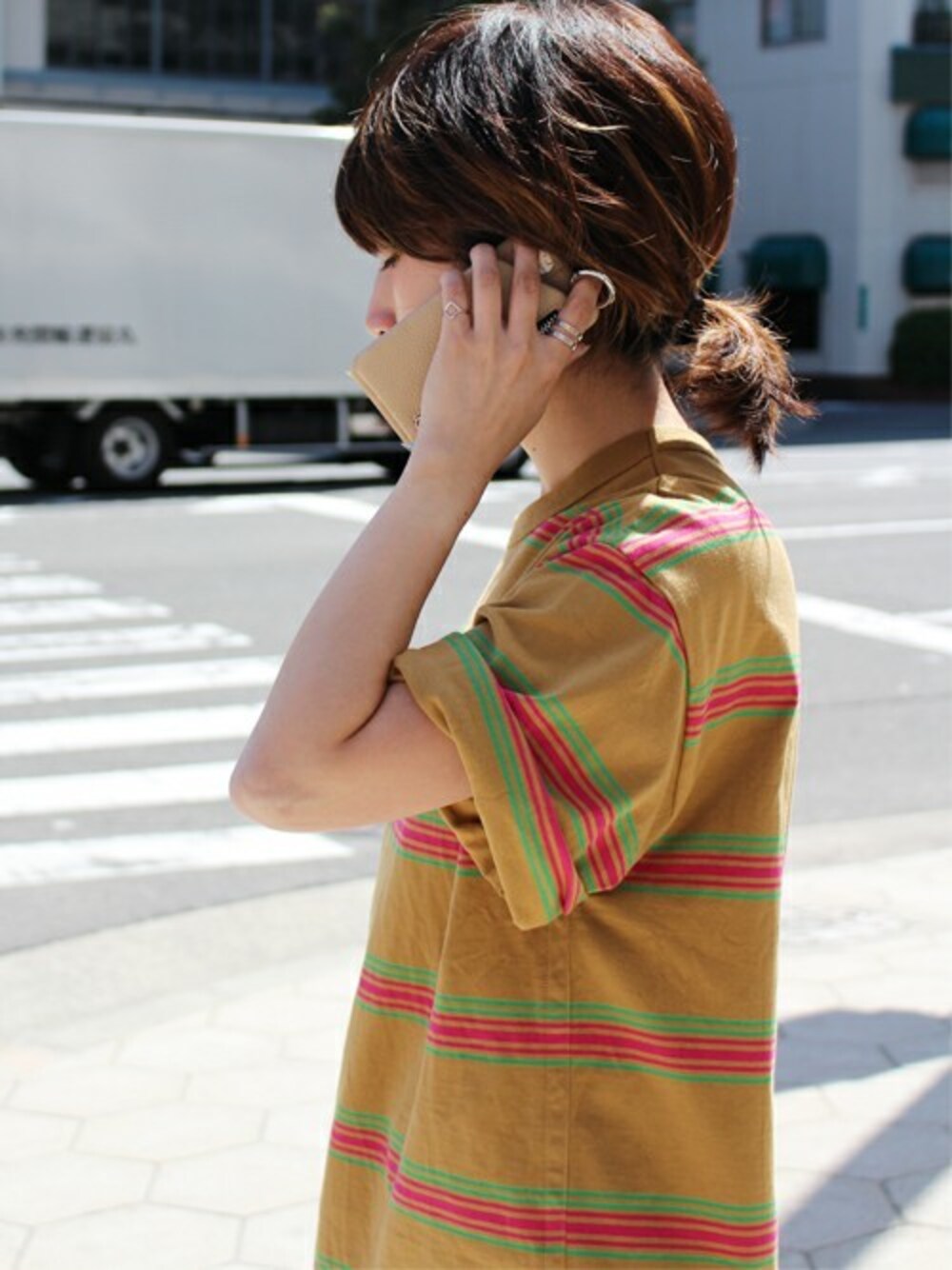 ベージュ系のスマホケース/カバーを着用したレディースの夏コーディネートの1枚目の写真