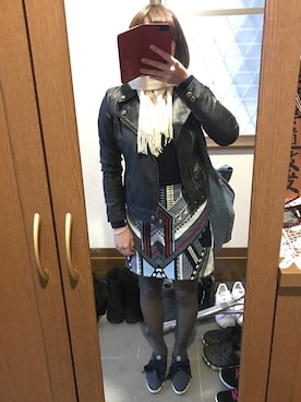 「暗め色」｜「アイテム（スニーカー）」を使った、ちょんさん（レディース・162cm）の冬コーディネート