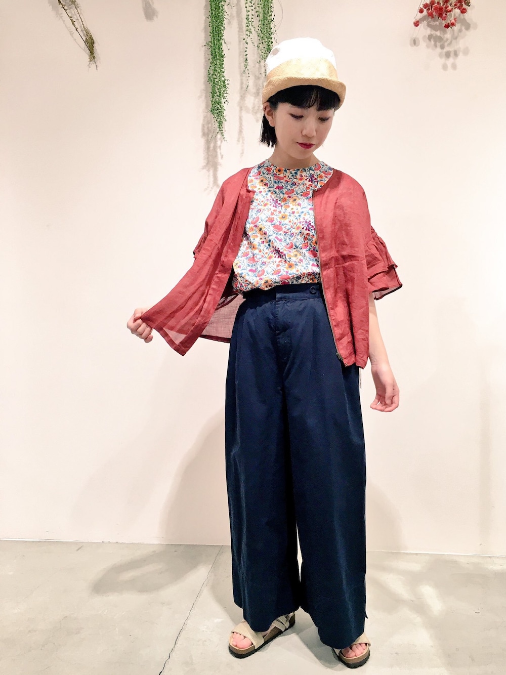 レッド系のシャツ/ブラウス、その他のTシャツ/カットソーを着用したレディースの夏コーディネートの1枚目の写真