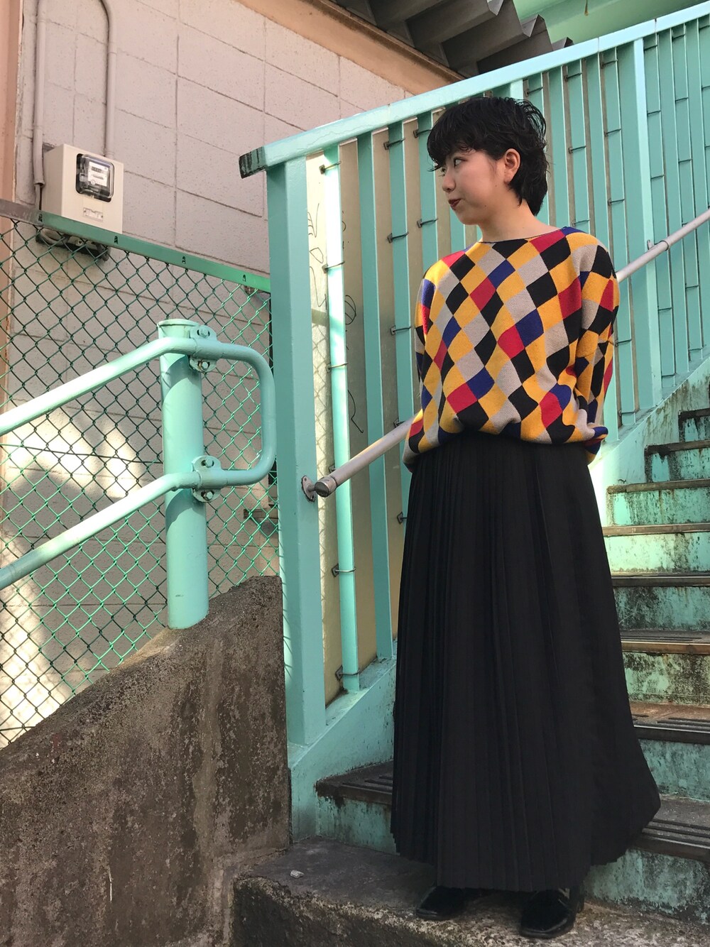 その他のニット/セーター、ブラック系のスカートを着用したレディースの秋コーディネートの1枚目の写真