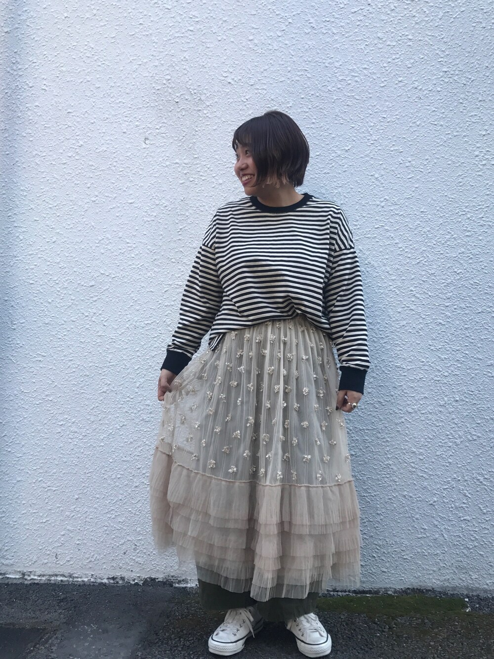 その他のTシャツ/カットソー、ベージュ系のスカートを着用したレディースの冬コーディネートの1枚目の写真