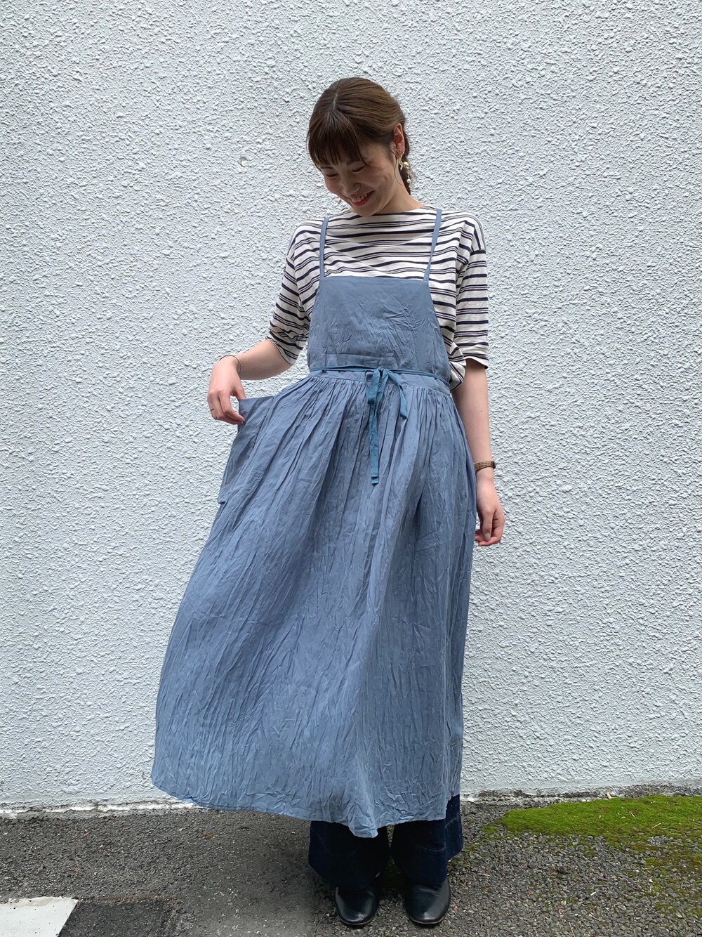 ブルー系のTシャツ/カットソー、ブルー系のジャンパースカートを着用したレディースの夏コーディネートの1枚目の写真
