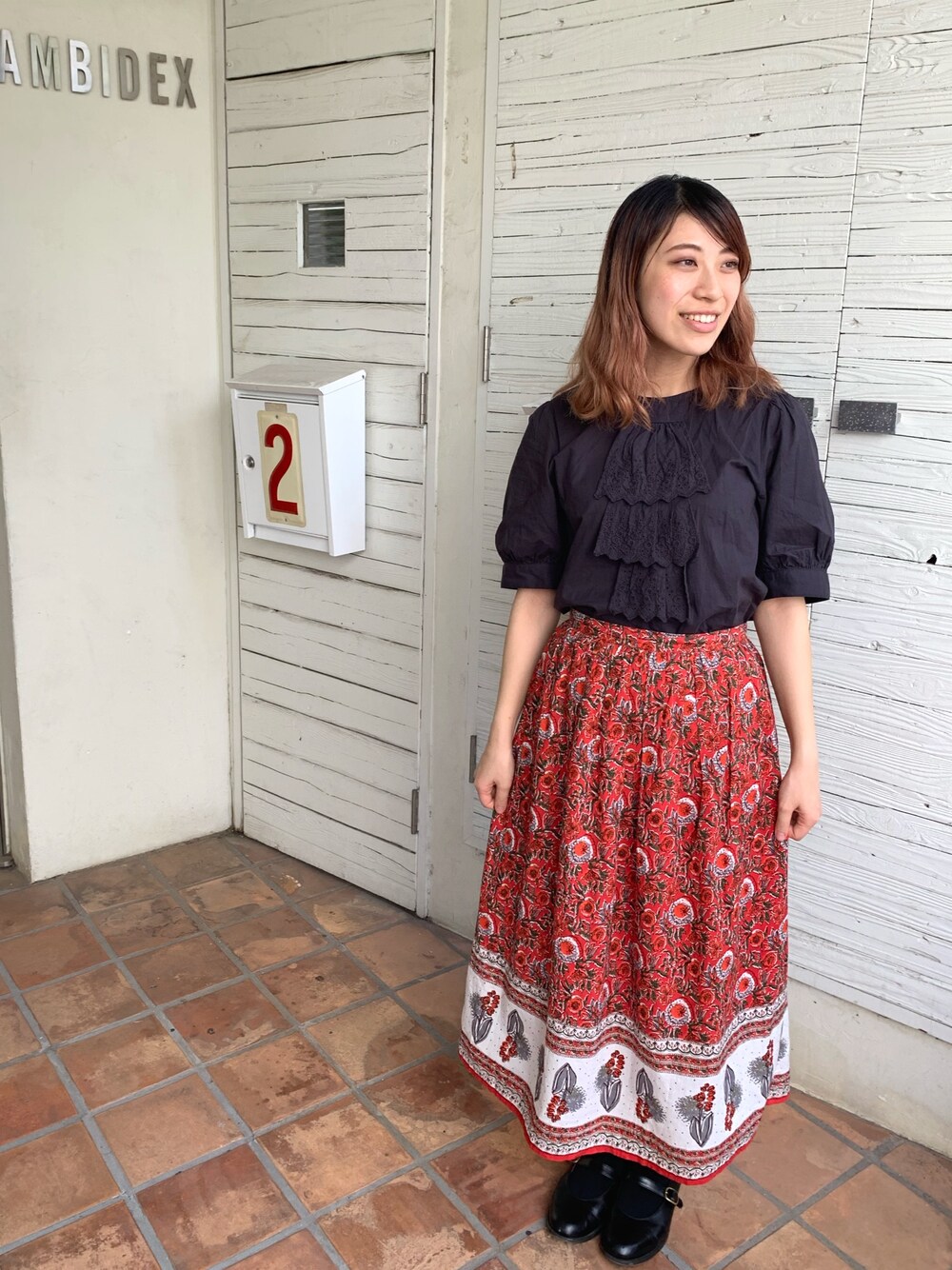 「chambre de charme、Malle、夏コーデ、スカートスタイル、スカート、柄スカート、花柄スカート、ブラウス、フリル、オトナ女子」｜「Malleのmalle　綿レース　フリフリ胸飾りブラウス（シャツ/ブラウス、ブラック系）」を使った、Malle chambre de charmeさん（レディース・158cm）の夏コーディネートの1枚目の写真