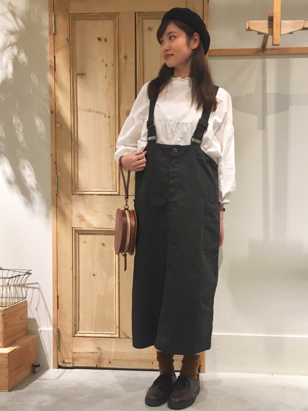 「chambre de charme、Malle、秋のコーデ、秋冬コーデ、白シャツ、吊りスカート、スカートスタイル、シンプル、高身長女子、オトナ女子」｜「chambre de charmeのcdc 柄違い　食堂ブラウス（シャツ/ブラウス、ホワイト系）」を使った、Malle chambre de charmeさん（レディース・167cm）の秋コーディネートの1枚目の写真