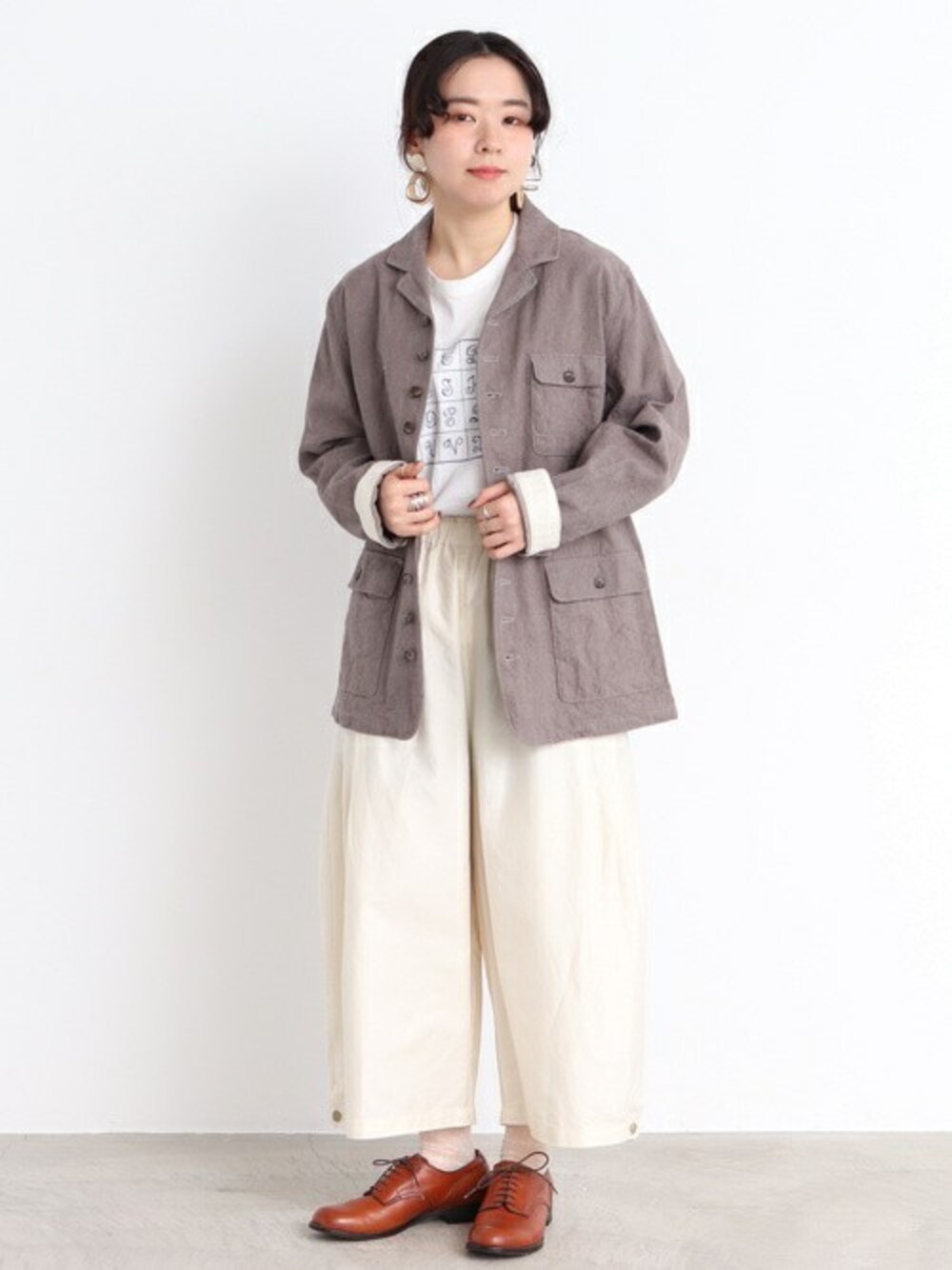 「ジャケット、大人カジュアル、春アウター、白パンツ、シャンブル ドゥ シャーム(chambre de charme)、chambre de charme」｜「Malleのmalle　コットン/リネン　モールスキン　ゆるパンツ（その他パンツ、ホワイト系）」を使った、Malle chambre de charmeさん（レディース・152cm）の春コーディネートの1枚目の写真