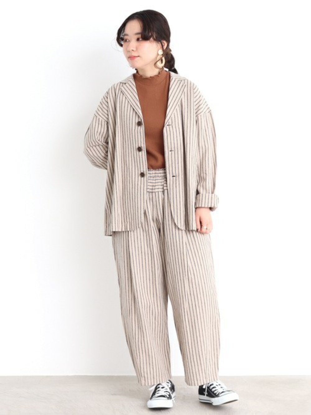 「セットアップ、ストライプ、春コーデ、シャンブル ドゥ シャーム(chambre de charme)、chambre de charme、mat quotidien」｜「aimer le mieuxの■リブメローハイネック　五分袖プルオーバー（Tシャツ/カットソー、ブラウン系）」を使った、Malle chambre de charmeさん（レディース・152cm）の春コーディネートの1枚目の写真