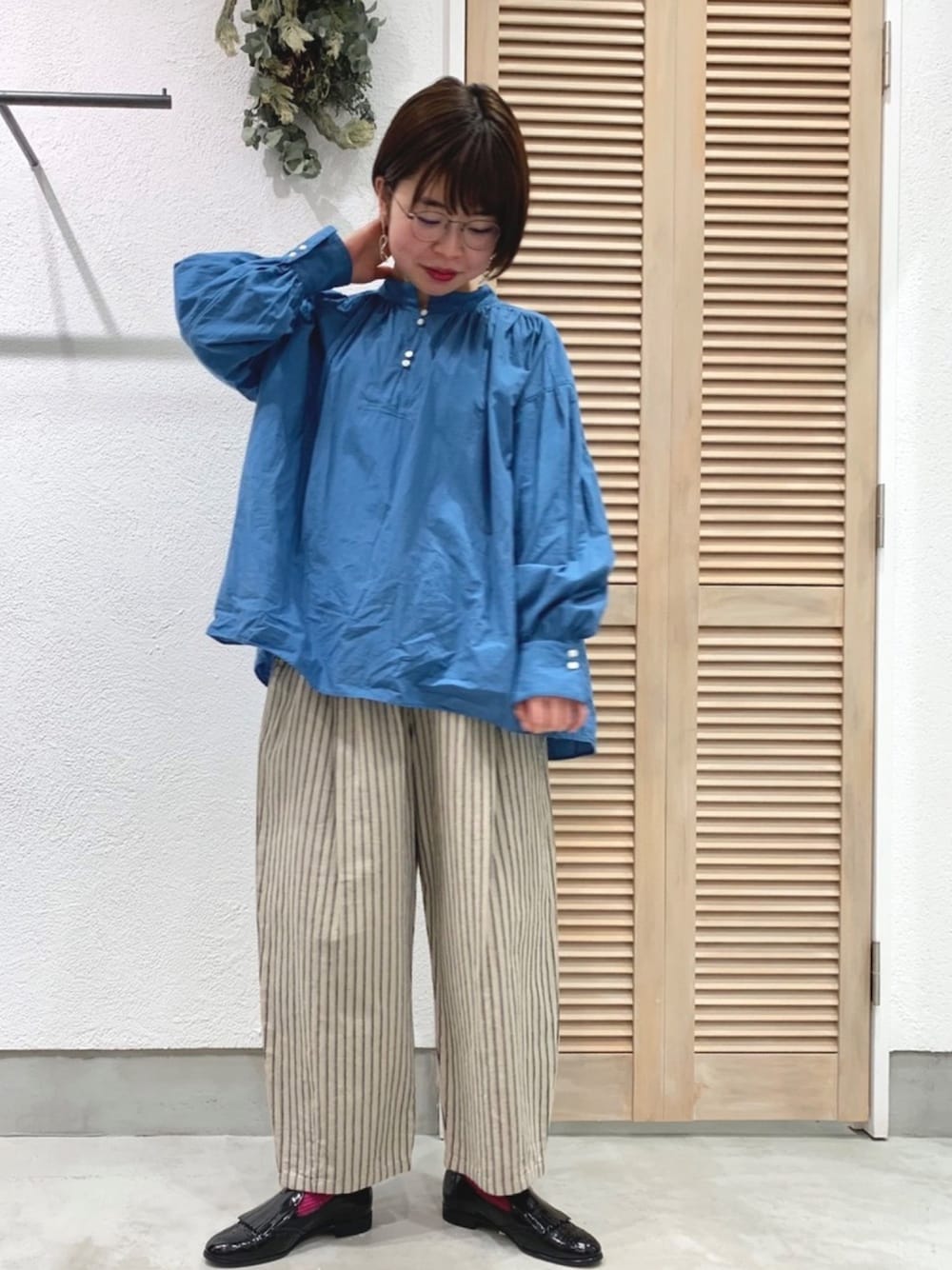 「chambre de charme、mat quotidien、春コーデ、爽やかコーデ、パンツスタイル、オトナカジュアル、ブラウス、イージーパンツ、ブルー、リネン」｜「chambre de charmeのCDC　タイプライター製品洗い　スタンドギャザーブラウス（シャツ/ブラウス、ブルー系）」を使った、Malle chambre de charmeさん（レディース・153cm）の春コーディネートの1枚目の写真
