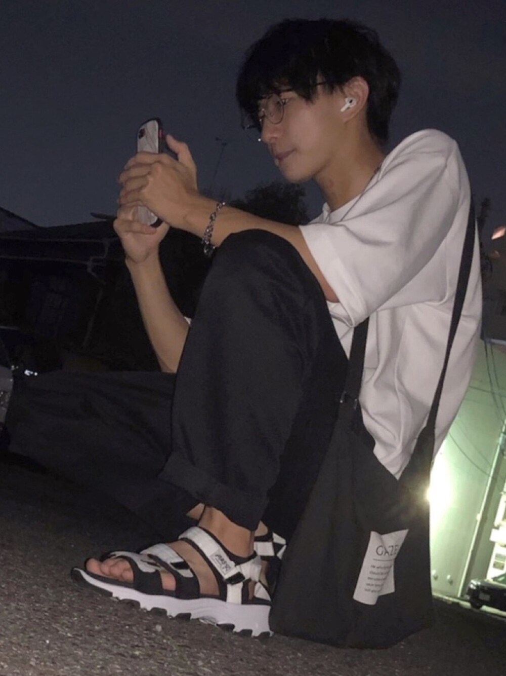 ホワイト系のTシャツ/カットソー、ホワイト系のサンダル、ブラック系のその他パンツを着用したメンズの夏コーディネートの1枚目の写真