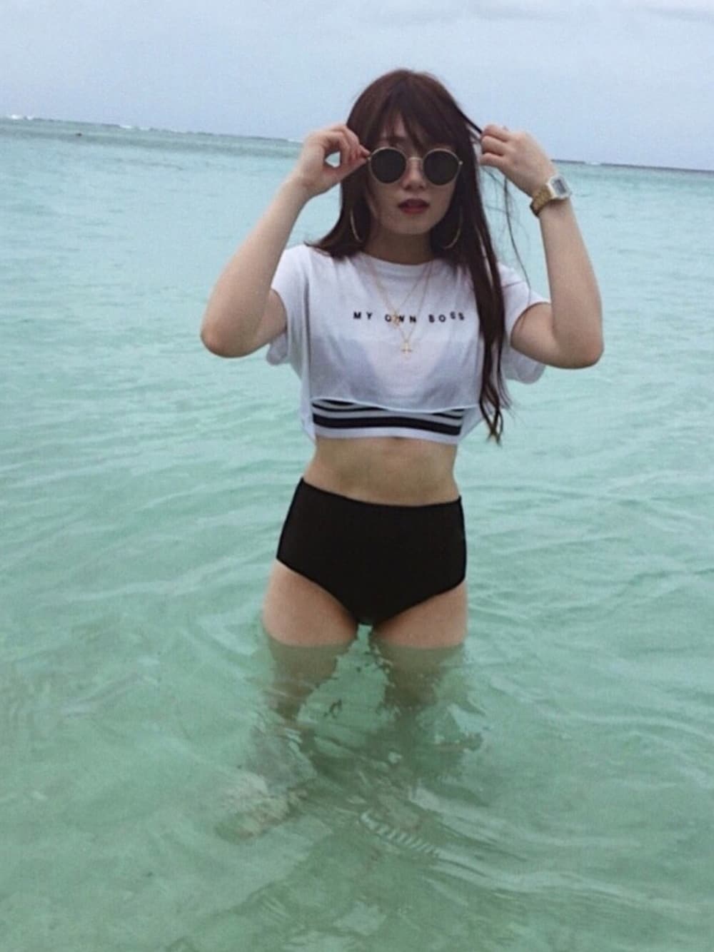 「水着、H&M、夏、海、グアム、ビキニ、swimwear、サングラス、beach、いいね、save、フォローお願いします🤑」｜「Bershkaのアイテム（Tシャツ/カットソー、ホワイト系）」を使った、𝓂𝒶𝒾さん（レディース・159cm）の春コーディネートの1枚目の写真