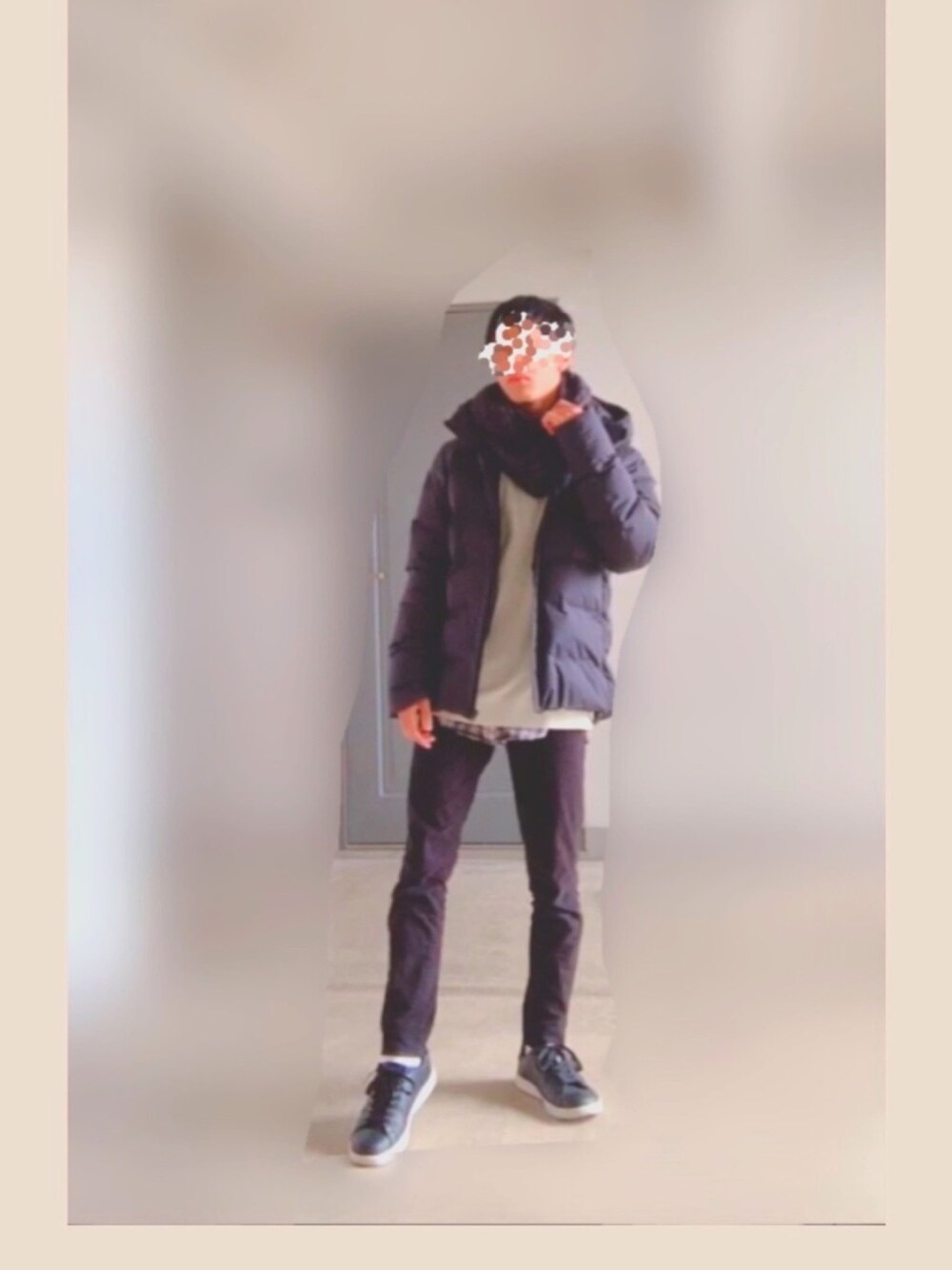 ブラック系のスニーカー、ブラック系のデニムパンツ、グレー系のシャツ/ブラウスを着用したメンズの冬コーディネートの1枚目の写真