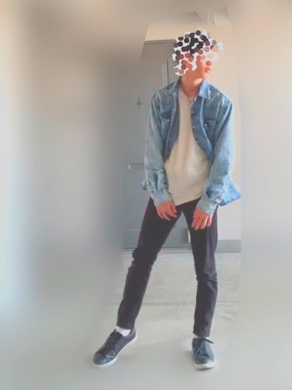 ブラック系のスニーカー、ブラック系のデニムパンツ、ホワイト系のニット/セーターを着用したメンズの冬コーディネートの1枚目の写真