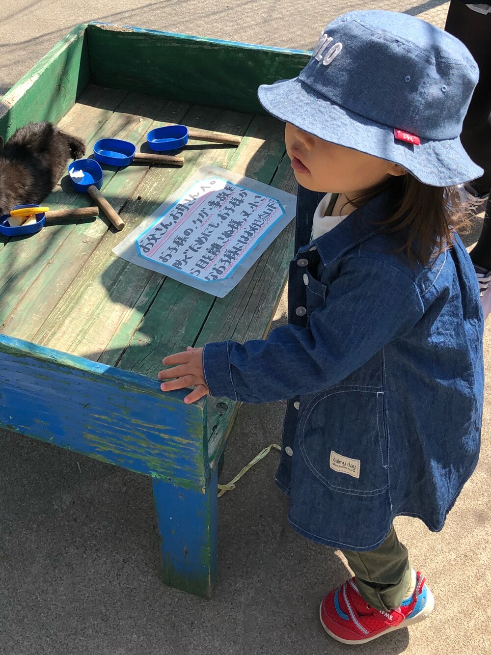 「デニムワンピ、バケットハット、2歳、赤スニーカー、西松屋」｜「POLOのアイテム（ハット、ブルー系）」を使った、nacchaさん（キッズ・90cm）の春コーディネートの1枚目の写真