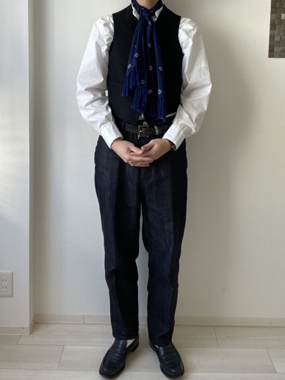 「シンプルコーデ、冬コーデ、イギリス、白シャツ、デニム、ストール、J.M.WESTON、vintage、KIJI、Bloom＆branch」｜「KIJIのアイテム（デニムパンツ、ブルー系）」を使った、_rkuu__さん（メンズ・178cm）の冬コーディネートの1枚目の写真