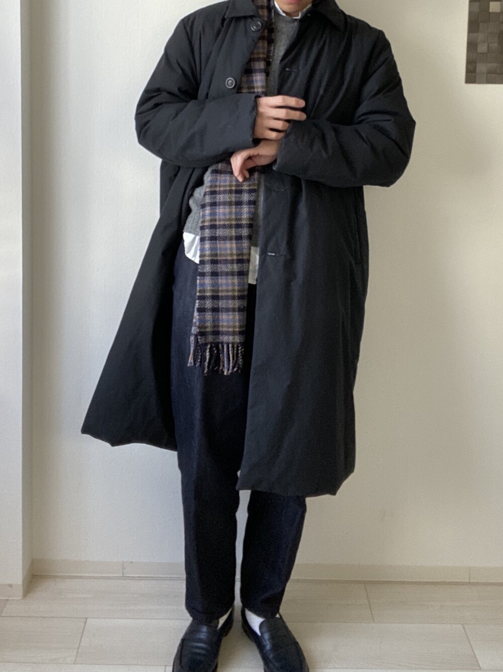 「冬コーデ、おしゃれさんと繋がりたい、シンプル、casey casey、bloomandblanch、J.M.WESTON、A.P.C.、コートスタイル、ゆるコーデ」｜「CASEY CASEYのアイテム（ダウンジャケット/コート、ブラック系）」を使った、_rkuu__さん（メンズ・178cm）の冬コーディネートの1枚目の写真