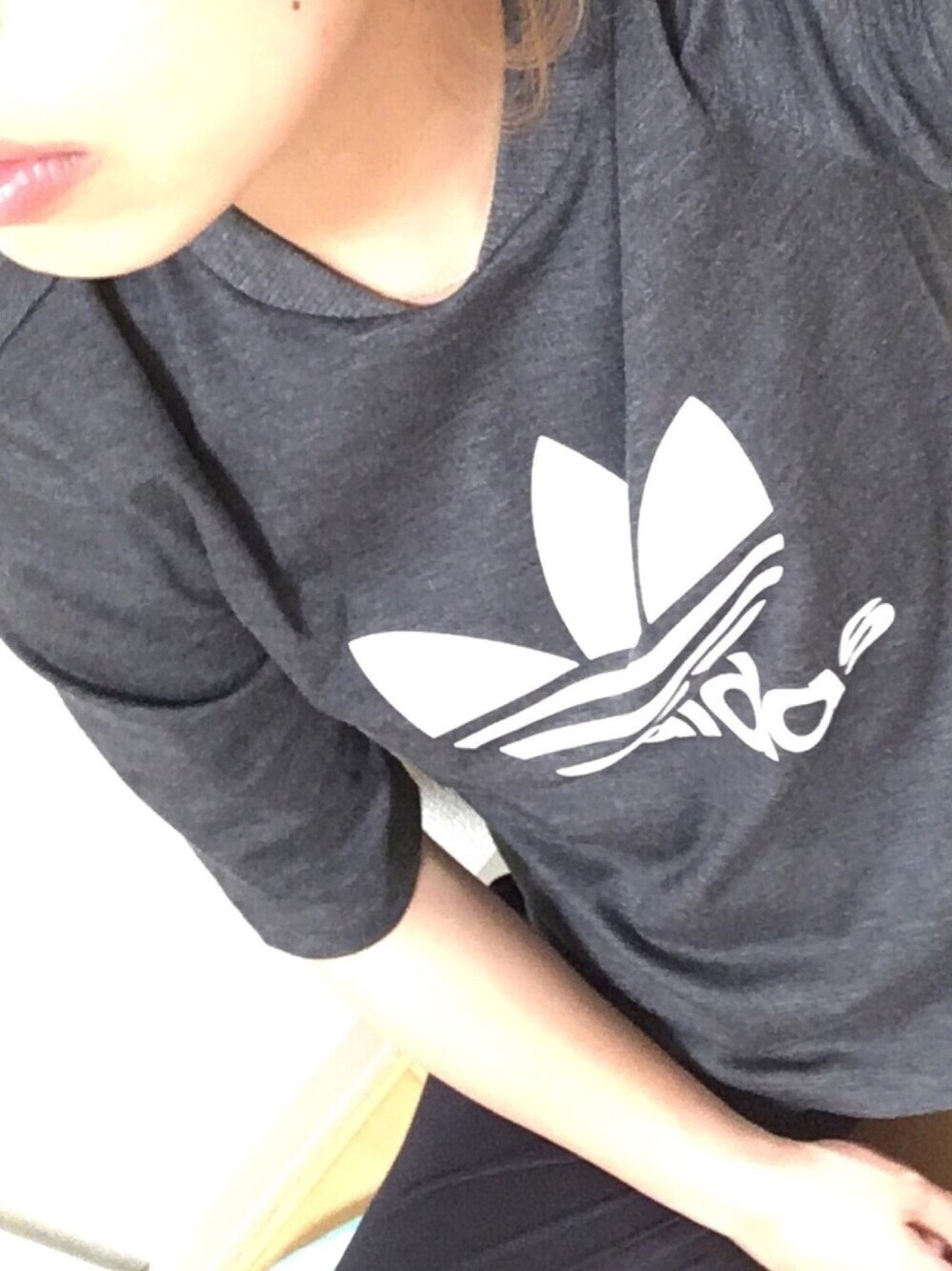 グレー系のTシャツ/カットソー、ブルー系のパンツ、グレー系のスニーカーを着用したレディースの春コーディネートの1枚目の写真