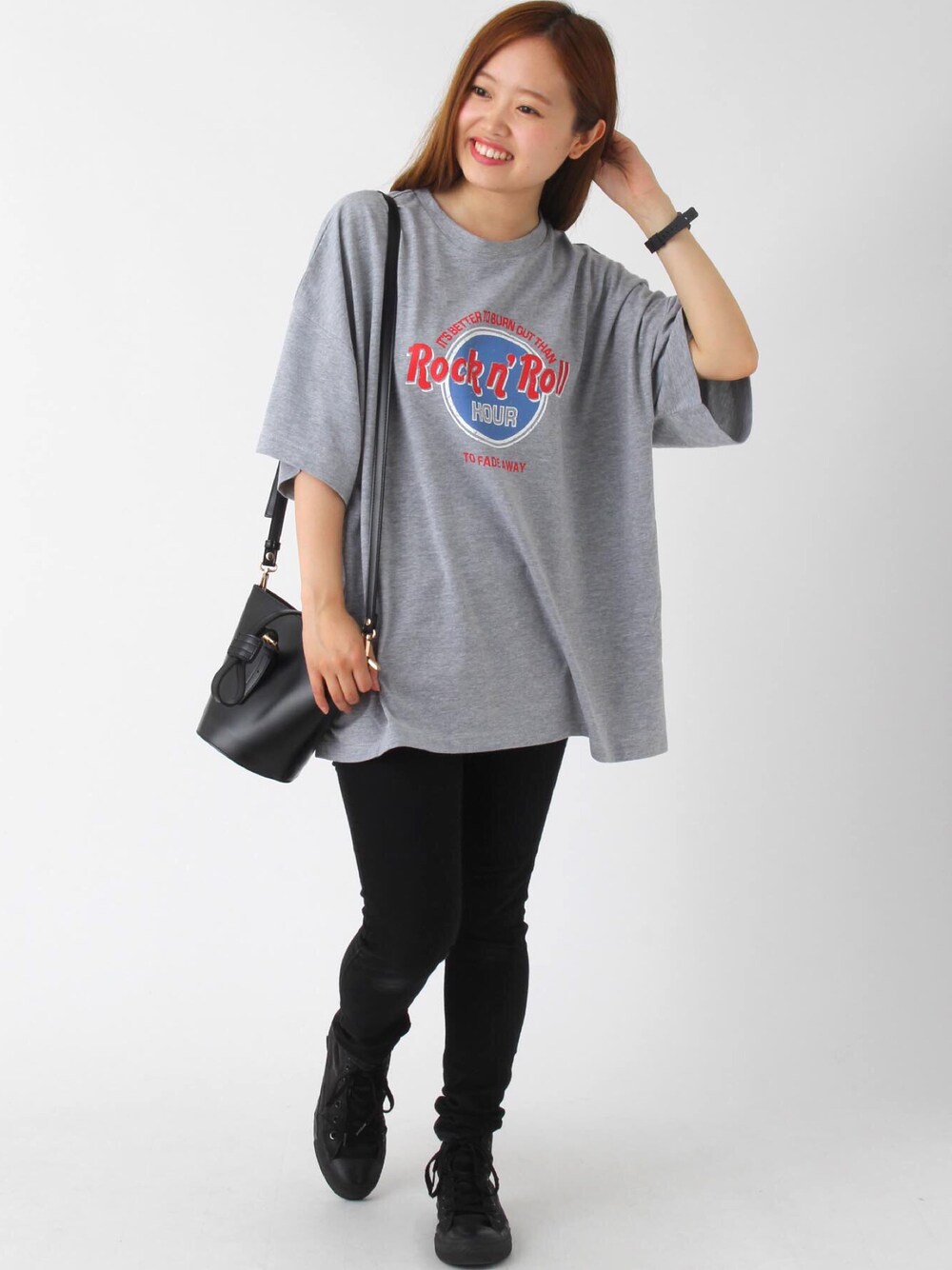 「ビッグシルエット、Tシャツ、古着、ストリート、シンプルコーデ、ビックT、ロゴT、おしゃれさんと繋がりたい、スニーカー」｜「Burnerの【gleam】サークルロゴプリントビッグシルエットTシャツ（Tシャツ/カットソー、グレー系）」を使った、Maaaaaaaaaaさん（レディース・154cm）の夏コーディネートの1枚目の写真