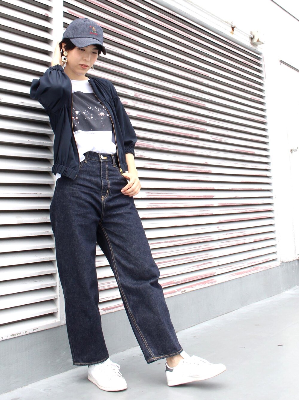 「大人カジュアル、シンプル、秋コーデ、Tシャツ、フォトT、ブルゾン、おしゃれさんと繋がりたい、デニム、ワイドパンツ」｜「Burnerの【BURNER collection】フィブリルサテンブルゾン（ブルゾン、ブルー系）」を使った、Maaaaaaaaaaさん（レディース・154cm）の夏コーディネートの1枚目の写真