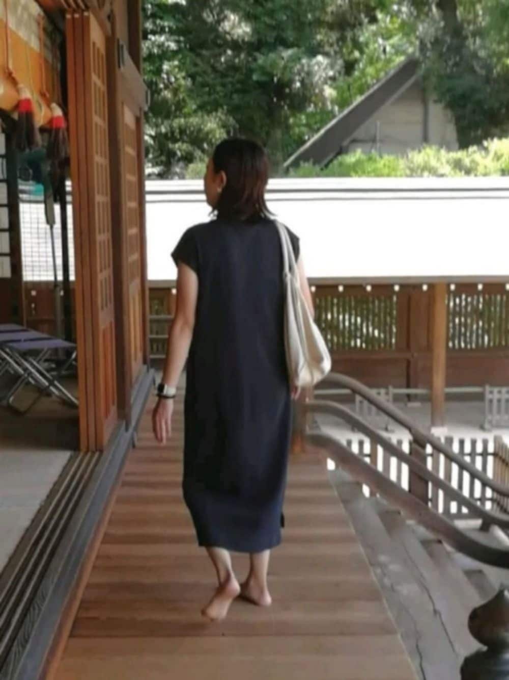「シンプル、ワンピース、大人カジュアル、ニット、神社」｜「go slow caravanのアイテム（ワンピース/ドレス、ブラック系）」を使った、1020mayuさん（レディース・165cm）の夏コーディネートの1枚目の写真