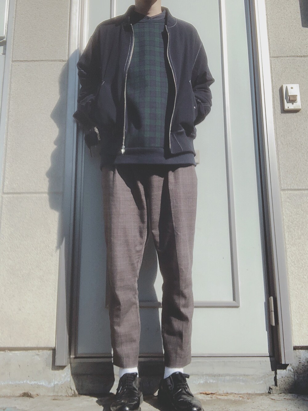 「春コーデ、大学生、デート、暗め色、ブラック、HARE、チェックパンツ、シロソックス、カジュアル、RAGEBLUE」｜「RAGEBLUEの40/バンドカラーシャツ長袖/569174（シャツ/ブラウス、ブラック系）」を使った、とっきーさん（メンズ・170cm）の春コーディネートの1枚目の写真