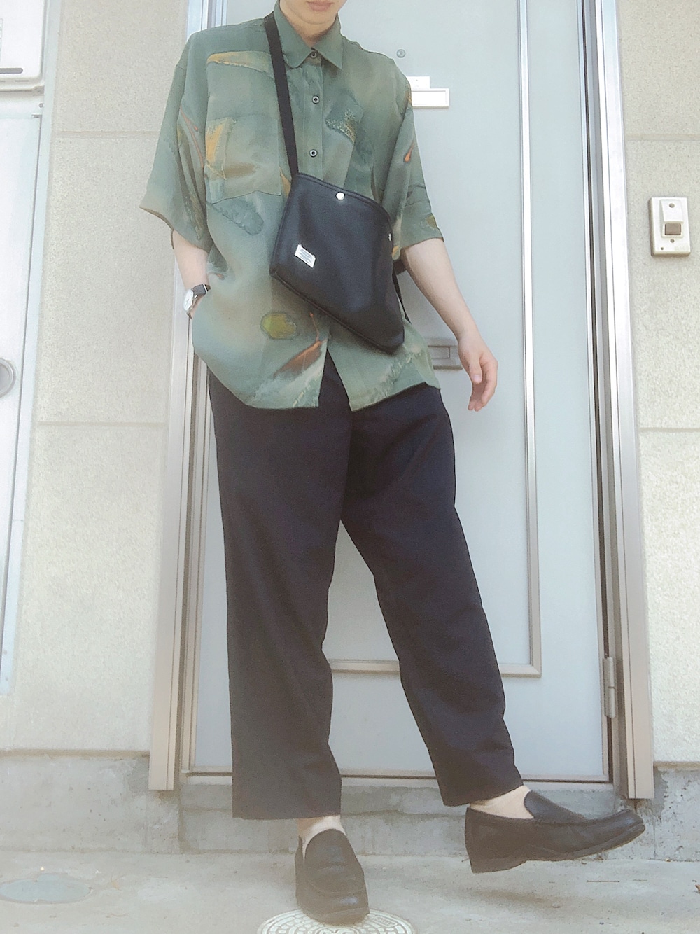 「古着、regal、ワイドパンツ、柄シャツ、半袖シャツ、サコッシュ、RAGEBLUE、ゆるコーデ、ビッグシルエット、オトナカジュアル」｜「RAGEBLUEのイージーサコッシュ/769337（ショルダーバッグ、ブラック系）」を使った、とっきーさん（メンズ・170cm）の春コーディネートの1枚目の写真