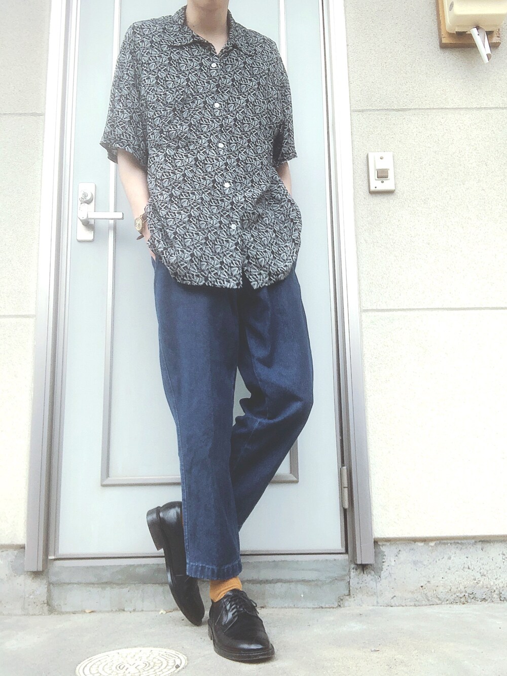 「夏、オープンカラーシャツ、RAGEBLUE、デニムワイドパンツ、ビックシルエット、デニムパンツ、きれいめカジュアル、HARUTA、大学生、ゆるコーデ」｜「RAGEBLUEのデニムテーパードアンクルパンツ/794636（その他パンツ、ブルー系）」を使った、とっきーさん（メンズ・170cm）の春コーディネートの1枚目の写真