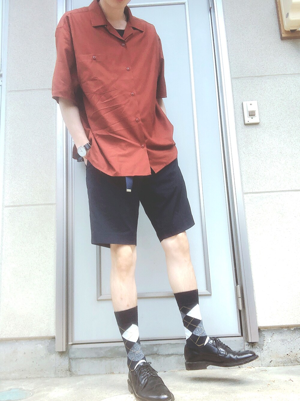 「ショートパンツ、革靴、夏コーデ、オープンカラーシャツ、ロングソックス、大学生、シンプルスタイル、オレンジ、キレイめ、オトナカジュアル」｜「HARUTAのHARUTA　ハルタ　クラシックプレーントゥ 3E　711（ドレスシューズ、ブラック系）」を使った、とっきーさん（メンズ・170cm）の夏コーディネートの1枚目の写真