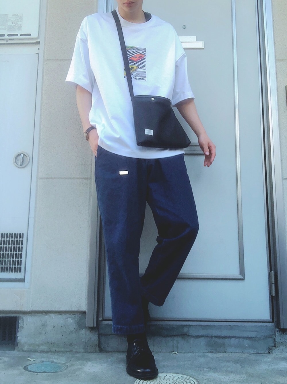 「RAGEBLUE、デニム、デニムワイドパンツ、白Tシャツ、プリントT、GU、サコッシュ、HARUTA、夏コーデ、シンプル」｜「RAGEBLUEのデニムテーパードアンクルパンツ/794636（その他パンツ、ブルー系）」を使った、とっきーさん（メンズ・170cm）の夏コーディネートの1枚目の写真
