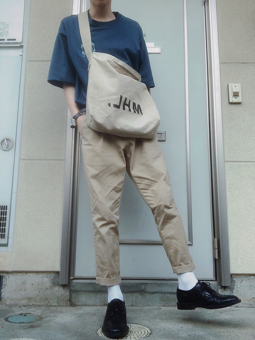 「MHL.、古着、古着MIX、革靴、大学生、オーバーサイズ、タックイン、カジュアルコーデ、キレイめ、夏」｜「RAGEBLUEのストレッチチノアンクルパンツ/789613（チノパンツ、ベージュ系）」を使った、とっきーさん（メンズ・170cm）の夏コーディネートの1枚目の写真