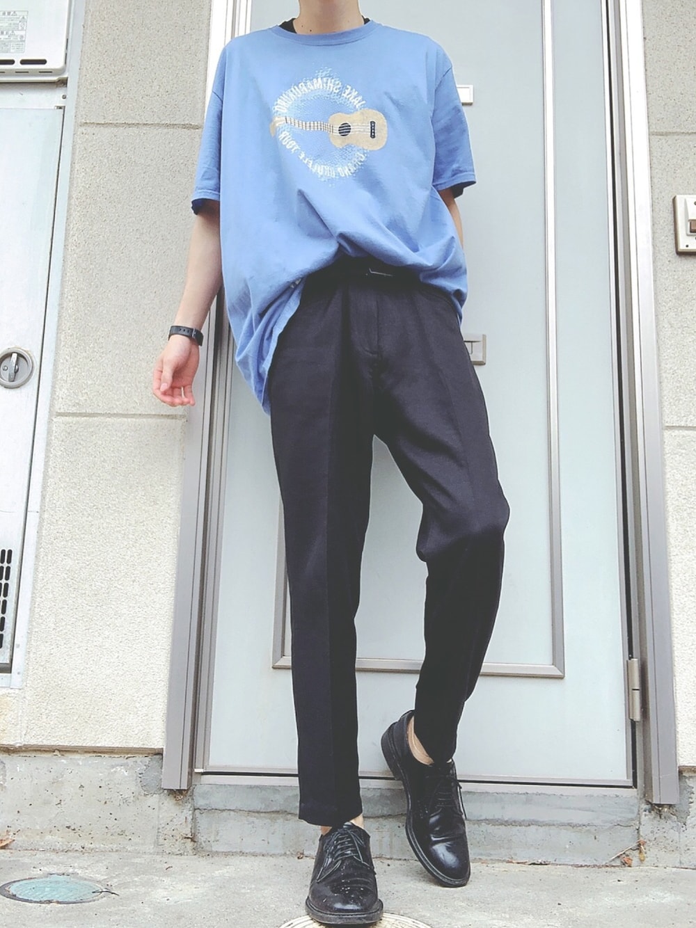 「タックイン、古着、古着MIX、革靴、スラックス、オーバーサイズ、ビッグシルエット、ビックT、大学生」｜「古着のアイテム（トップス、ブルー系）」を使った、とっきーさん（メンズ・170cm）の秋コーディネートの1枚目の写真