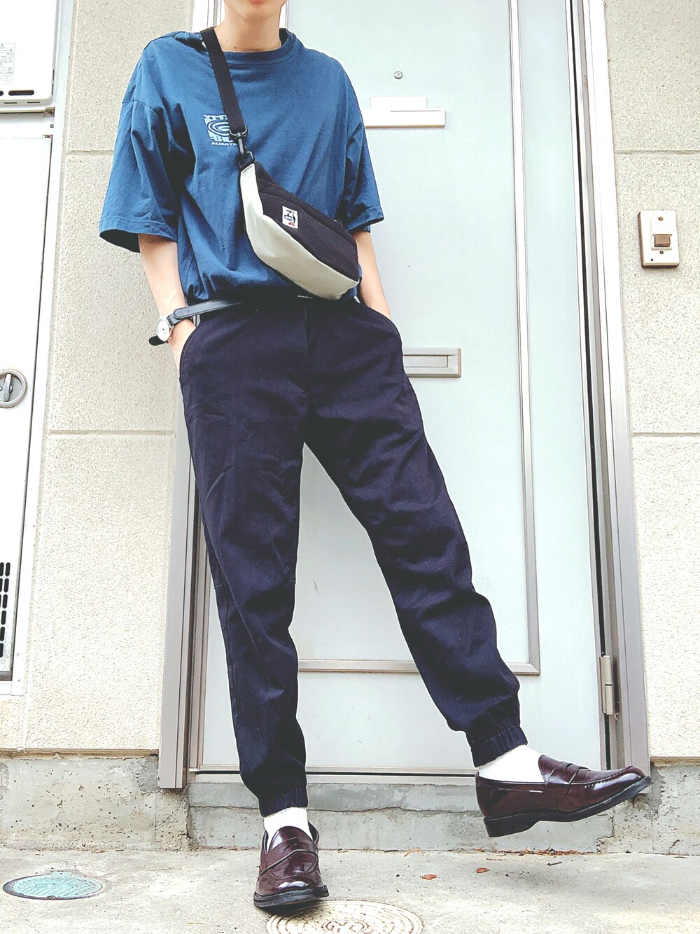 「秋服準備はじめました、革靴、秋のコーデ、古着、古着MIX、ジョガーパンツ、UNIQLO、シンプル、サコッシュ、CHUMS」｜「GLOBAL WORKのローファーSS/780771（ローファー、ブラウン系）」を使った、とっきーさん（メンズ・170cm）の秋コーディネートの1枚目の写真